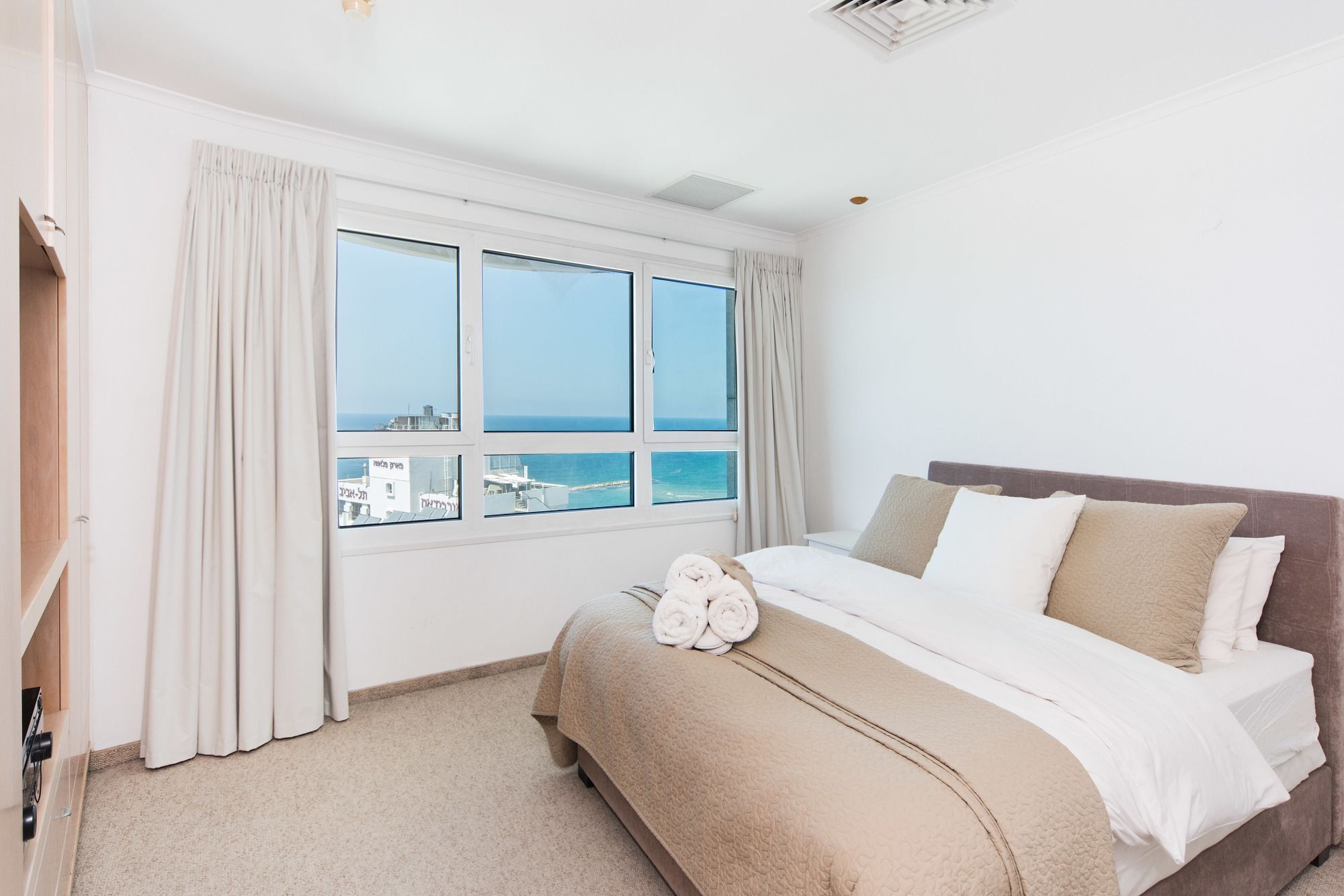 Excellent Beachfront Apt W/ Pool Access By Sea N' Rent Тель-Авів Екстер'єр фото